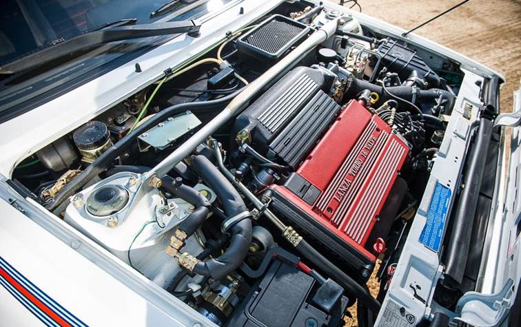 1992-lancia-delta-hf-turbo-martini-5-05.jpg
